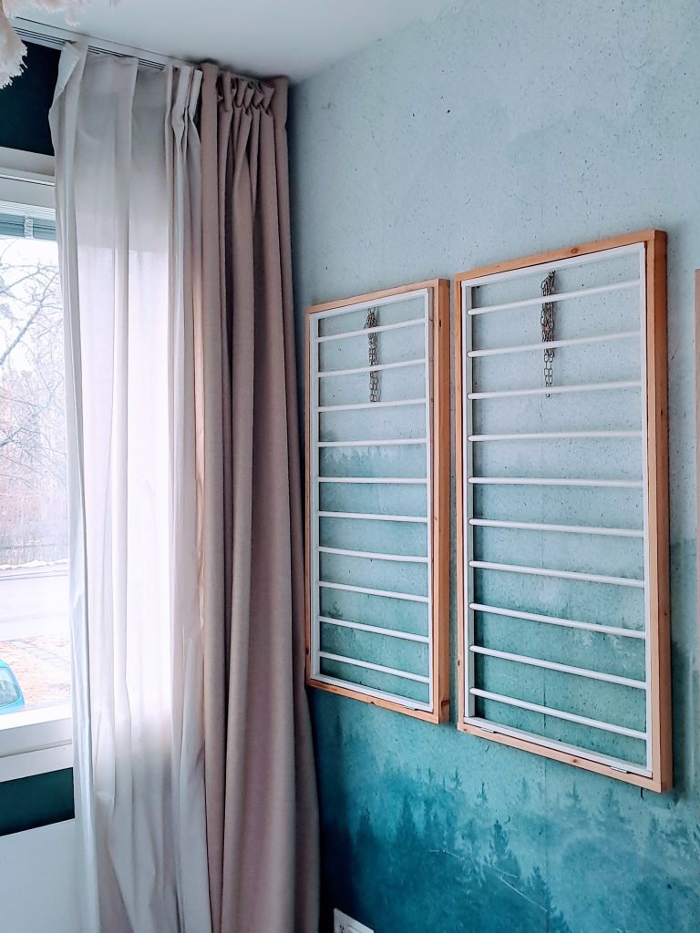 kuivatusteline pinnasängystä seinällä tyhjänä