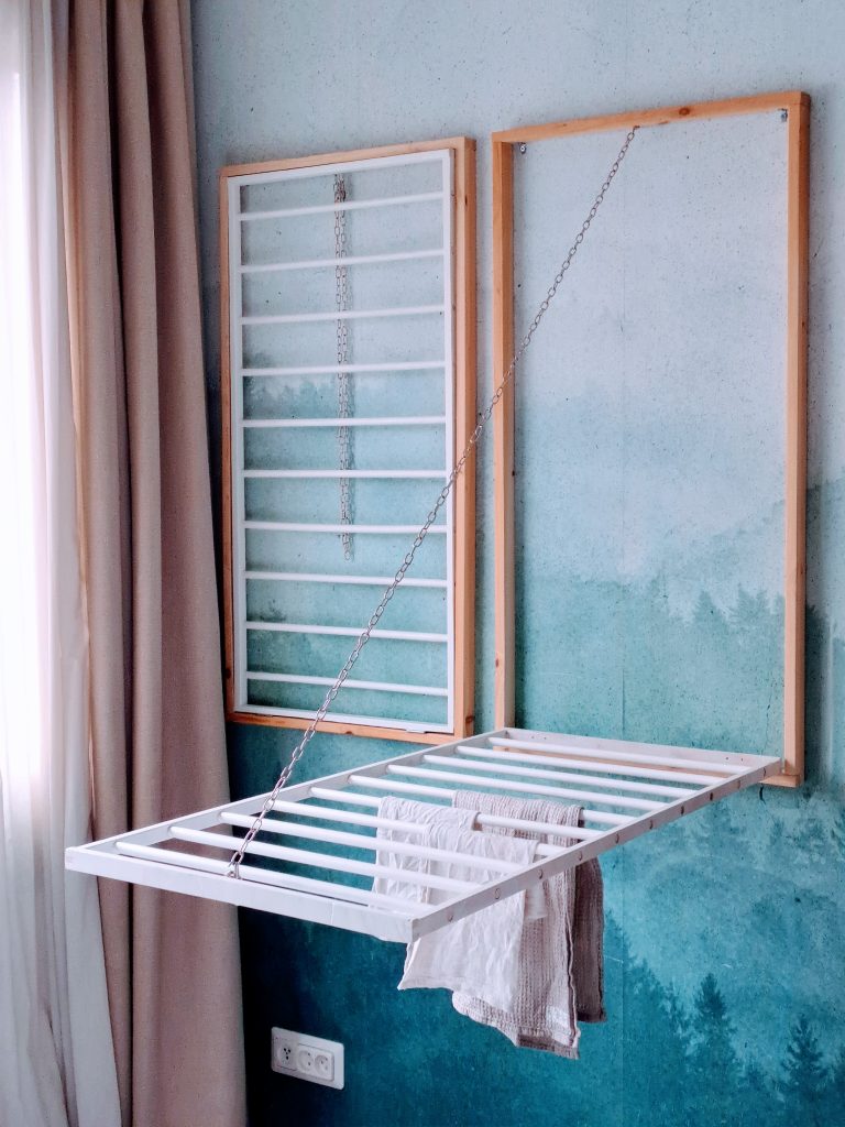 toinen kuivatusteline seinällä. Telineen voi säätää vaakatasoon pyykkien ripustusta varten. 