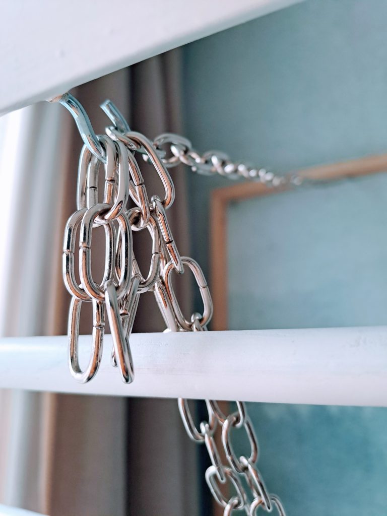 kuivatustelineen asennus on ratkaistu ketjulla ja koukulla. 