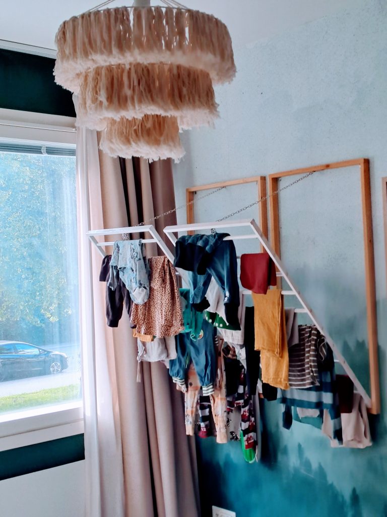 kuivatusteline taittuu seinästä ulos pyykkien kuivatusta varten. 