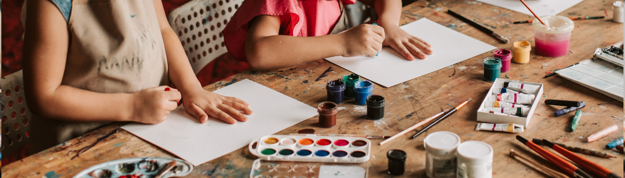 Lapset piirtämässä. Piirustusten säilytystä kuvaava artikkeli.