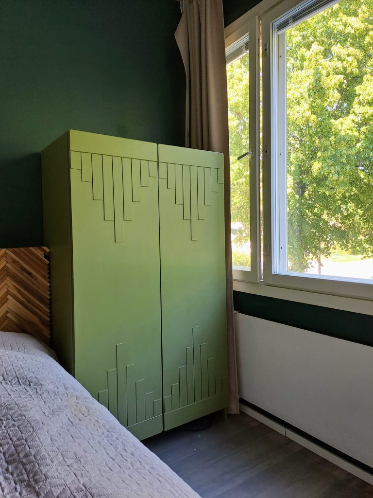 työkaappi ulkopuolelta: vihreät ovet, lepää makuuhuoneen nurkassa