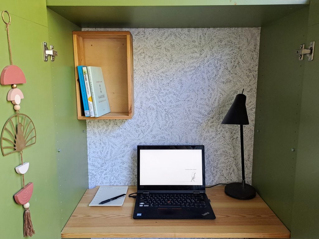 työtila kaapissa, työhuone kaappien takana, läppäri kaapin sisällä. 