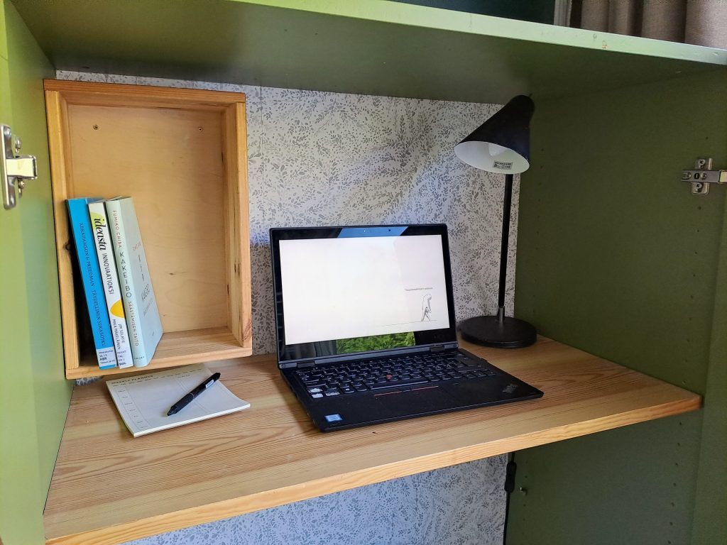 työhuone kaapissa, seisomakorkeuden voi säätää