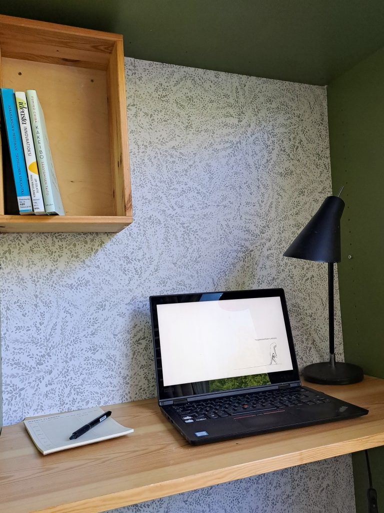 työkaappi on kätevä pienen tilan työhuone. Sisään mahtuu kaikki olennainen, kuten läppäri, muistivihko ja kirjoja. 