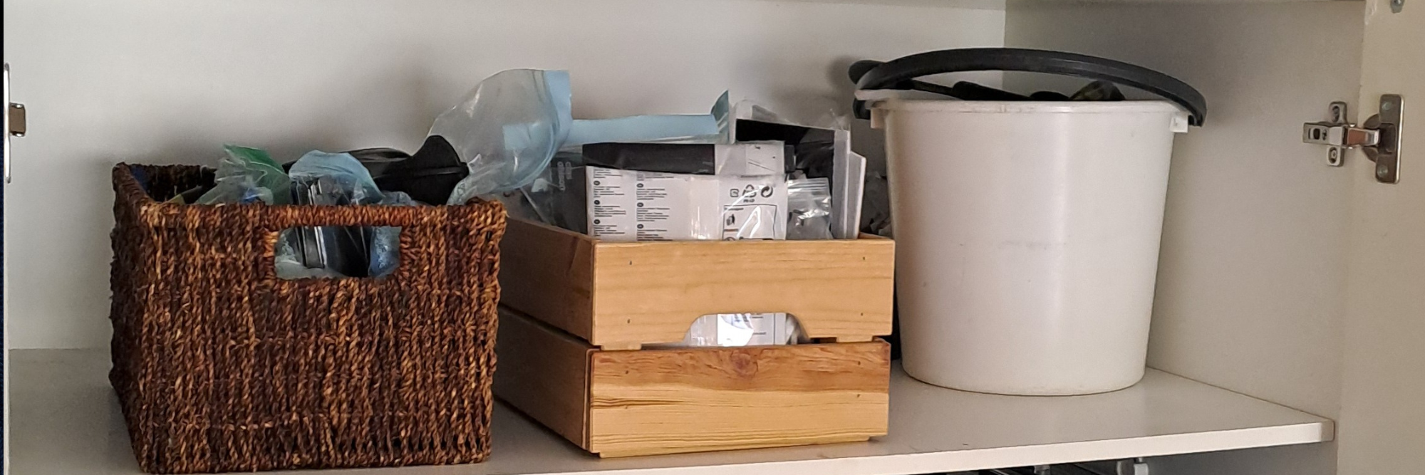 ammattijärjestäjä järjestelee laatikoihin